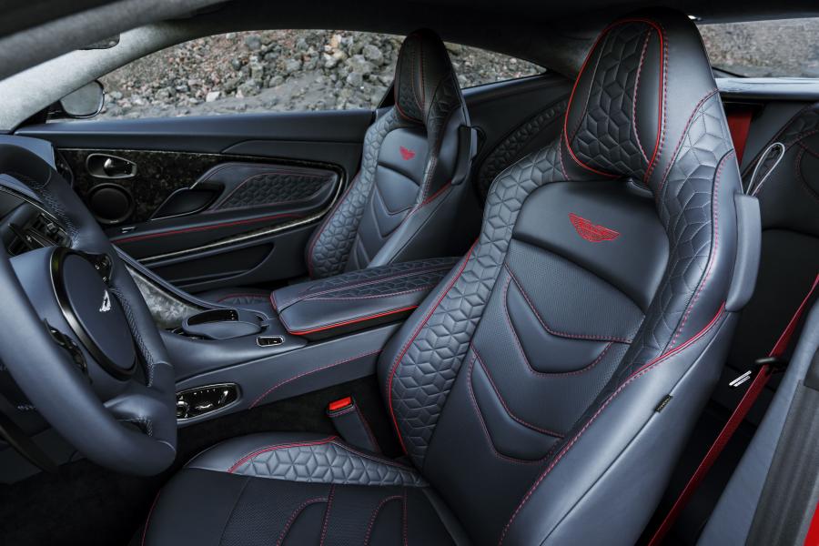 Интерьер Aston Martin DBS Superleggera 2018 года  (WW) (фото 36 из 46)